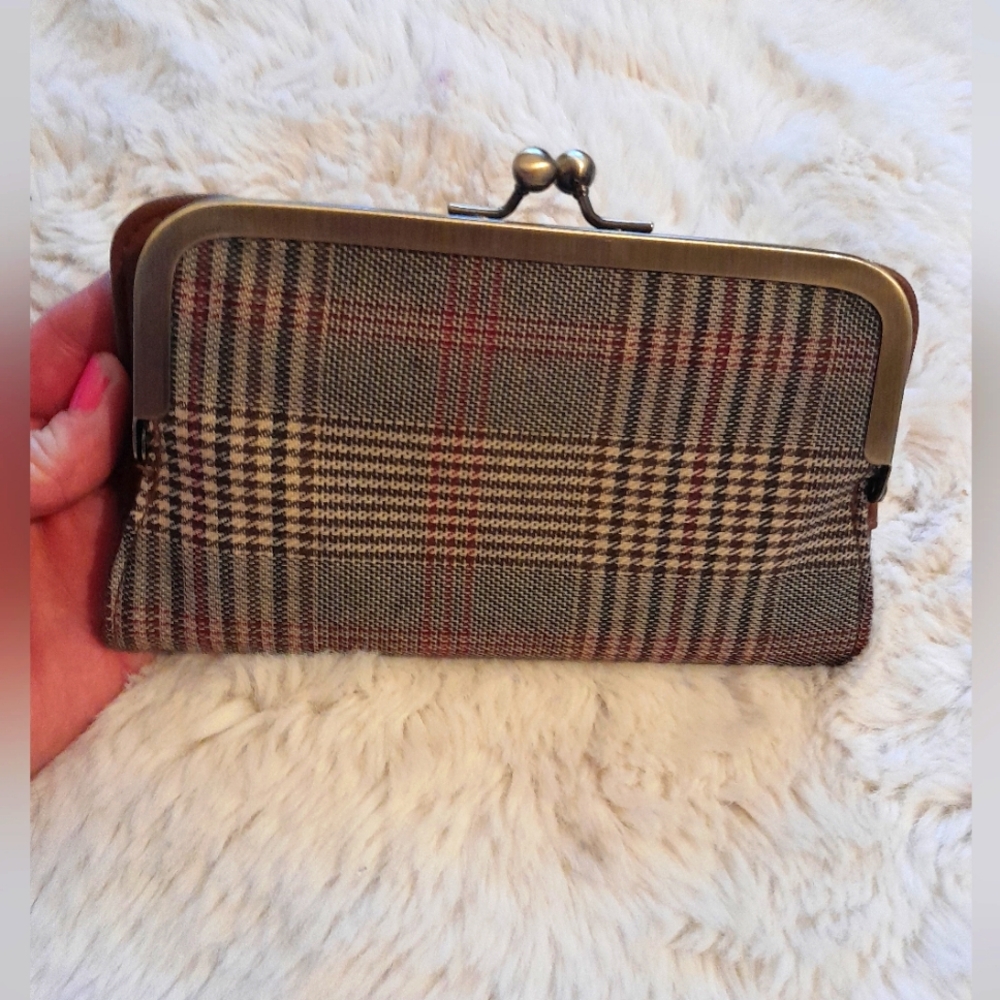Unbranded kisslock wallet NWOT